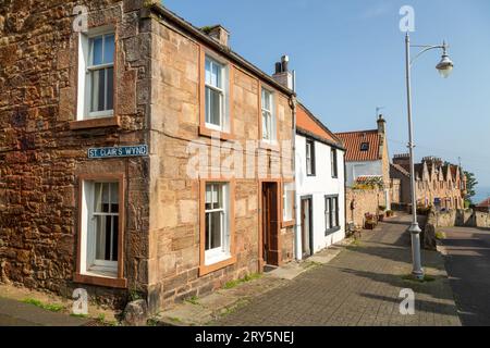 Blick auf traditionelle Häuser auf Shoregate im malerischen Fife-Dorf. Stockfoto