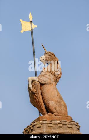 Ein Detail des Unicorn auf dem Crail Market Cross Stockfoto