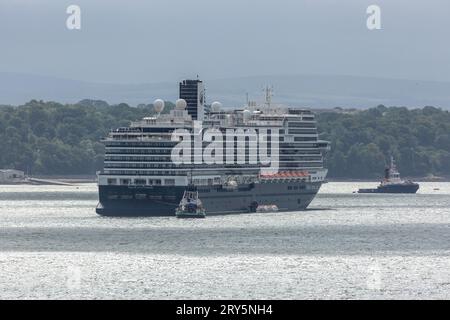 Die Nieuw Statendam ist ein Kreuzfahrtschiff der Pinnacle-Klasse, das von der Holland America Line im Firth of Forth Scotland betrieben wird. Stockfoto