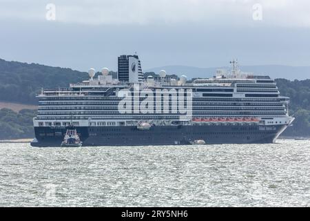 Die Nieuw Statendam ist ein Kreuzfahrtschiff der Pinnacle-Klasse, das von der Holland America Line im Firth of Forth Scotland betrieben wird. Stockfoto