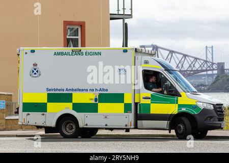 Schottischer Ambulanzdienst mit gälischer Markierung (Seirbheis Ambaileans na h-Alba) von NHS Schottland Stockfoto