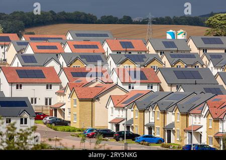 Eine neue Wohnsiedlung in Inverkeithing mit den mit Solarpaneelen ausgestatteten Häusern. Stockfoto