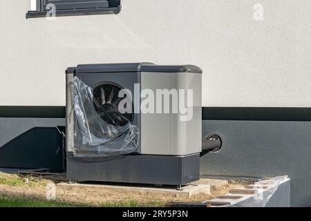 Neue Wärmepumpe in einem Einfamilienhaus Stockfoto