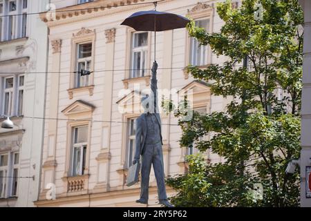 Prag, Tschechische Republik, 10. Juli 2023: Hängender Mann mit Schirmskulptur namens leichte Ungewissheit von Michal Trpak in Prag (Tschechische Republik) Stockfoto
