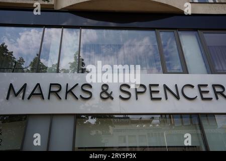 Prag, Tschechische Republik - 10. Juli 2022: Ein Bild des Namens und des Logos von Marks und Spencer Einzelhandelsgeschäften, die jetzt weltweit in der Lebensmittel- und Bekleidungsbranche tätig sind. Stockfoto