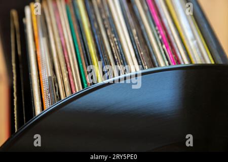 Eine Vinyl-Platte auf einer Sammlung von Schallplatten Stockfoto