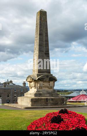 Ein 10 Meter hoher Sandsteinobelisk, der 1843 erbaut wurde, erinnert an eine Reihe protestantischer Märtyrer, die auf dem scheiterhaufen verbrannt wurden. Stockfoto