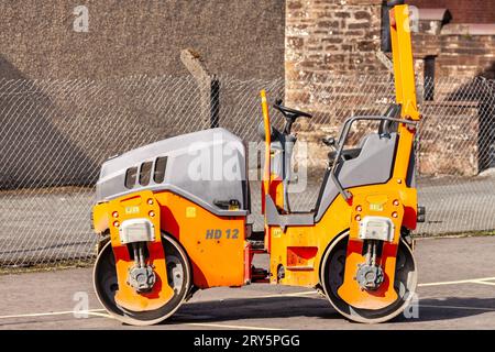 Aroad Roller oder Steamroller auf einem Parkplatz in Schottland Stockfoto