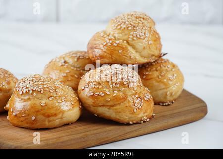 Nicht süße Bäckerei. Gebackene runde Brötchen mit Sesamsamen Stockfoto