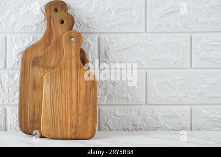 Set aus verschiedenen Holzbrettern auf weißem Hintergrund. Stockfoto