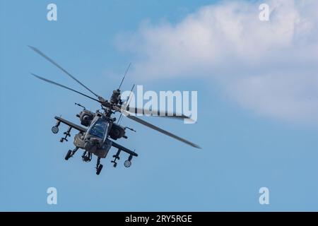 AH-64 Apache der US Army spielt bei BIAS 2023 Stockfoto