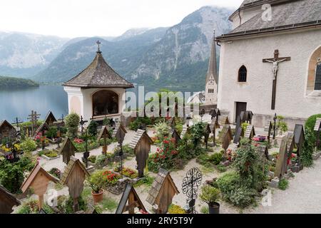 Malerischer Friedhof Hallstatt von der spätgotischen katholischen Pfarrkirche Maria Himmelfahrt (Maria am Berg Stockfoto