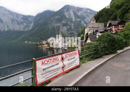 Das Banner, das von Anwohnern erstellt wurde und die die Achtung der Rechte der Anwohner fordern, befindet sich am beliebtesten Aussichtspunkt der Stadt. Spätgotische Katholische Pfa Stockfoto