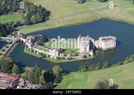 Leeds Castle in der Nähe von Maidstone in Kent aus der Luft Stockfoto