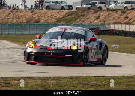 Die SAES-Langstrecken-Rennserie hier auf dem Aldo Scribante Raceway Stockfoto