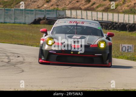 Die SAES-Langstrecken-Rennserie hier auf dem Aldo Scribante Raceway Stockfoto