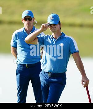 Mannschaftskapitän Luke Donald (links) mit Viktor Hovland von Team Europe während der Viererspiele am ersten Tag des 44. Ryder Cup im Marco Simone Golf and Country Club, Rom, Italien. Bilddatum: Freitag, 29. September 2023. Stockfoto