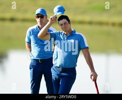 Mannschaftskapitän Luke Donald (links) mit Viktor Hovland von Team Europe während der Viererspiele am ersten Tag des 44. Ryder Cup im Marco Simone Golf and Country Club, Rom, Italien. Bilddatum: Freitag, 29. September 2023. Stockfoto