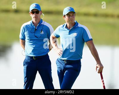 Mannschaftskapitän Luke Donald (links) mit Viktor Hovland von Team Europe während der Viererspiele am ersten Tag des 44. Ryder Cup im Marco Simone Golf and Country Club, Rom, Italien. Bilddatum: Freitag, 29. September 2023. Stockfoto