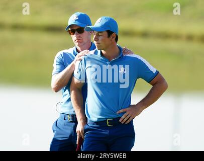 Mannschaftskapitän Luke Donald (links) mit Viktor Hovland von Team Europe während der Viererspiele am ersten Tag des 44. Ryder Cup im Marco Simone Golf and Country Club, Rom, Italien. Bilddatum: Freitag, 29. September 2023. Stockfoto