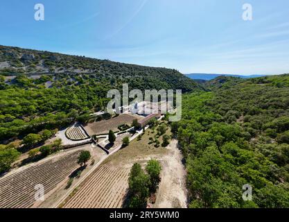 Luftbild der Zisterzienserabtei Sénanque, Gordes: Lavendelfelder und Vintage-Charme in der Provence, Frankreich Stockfoto