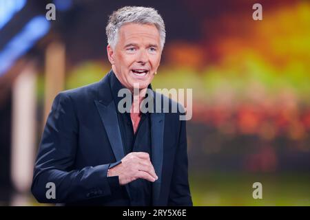 Köln, Deutschland. September 2023 29. Moderator Jörg Pilawa ist beim Deutschen Fernsehpreis 2023 im Koloneum auf der Bühne. Der Deutsche Fernsehpreis wird für die Programmsaison 2022/23 in Köln verliehen. Quelle: Rolf Vennenbernd/dpa/Alamy Live News Stockfoto