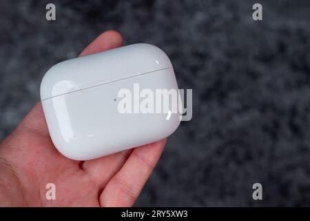 Jurmala, Lettland - 21 09 2023: In der Hand einer Frau gibt es eine Tasche mit Kopfhörern - AirPods Pro 2 Generation. Apple Kopfhörer. Stockfoto