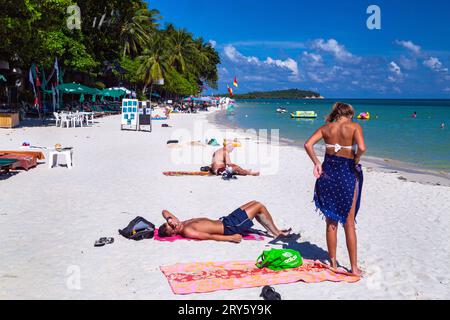 Touristen entspannen sich am Chaweng Beach, Ko Samui, Thailand Stockfoto