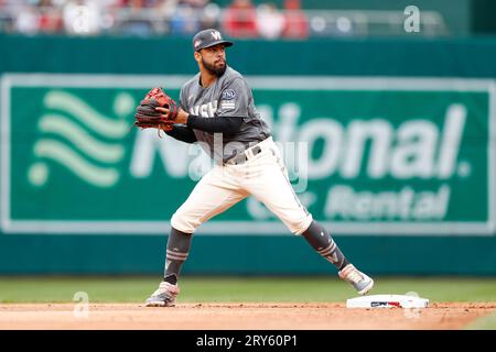 Washington Nationals zweiter Baseman Luis Garcia (2) dreht ein Doppelspiel in einem regulären Saisonspiel zwischen den Atlanta Stockfoto