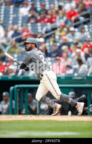 Washington Nationals Second Baseman Luis Garcia (2) trifft im zweiten Inning eine Single während des 1. Spieles eines Doppelkopfs in einem regulären Saisonspiel Stockfoto