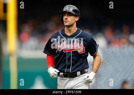 Atlanta Braves erster Baseman Matt Olson (28) joggt im ersten Spiel eines Doppelkopfs in einem regulären Saisonspiel zwischen den Atlanta Braves A vom Spielfeld Stockfoto