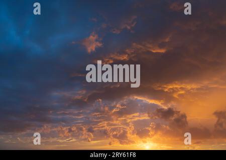 Leuchtender Himmel bei Sonnenuntergang Textur Hintergrund überlagert. Dramatische Wolken in Rot, Orange und Violett. Hochauflösende Fotografie, perfekt für den Austausch des Himmels Stockfoto