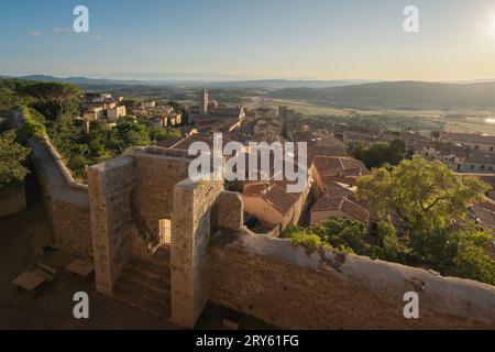 Massa Marittima Altstadt und Dom San Cerbone im Hintergrund. Blick von der Festung Cassero Senese. Toskana Region, Italien. Stockfoto