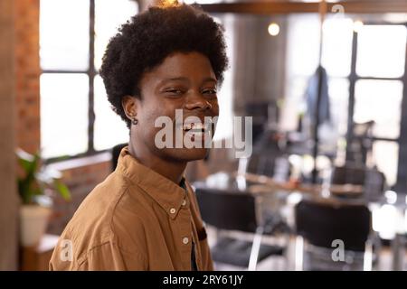 Porträt eines entspannten, glücklichen afroamerikaners, der zu Hause lacht Stockfoto