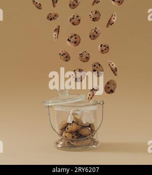 Schokoladenkekse kommen aus dem Glas vor cremefarbenem Hintergrund. Kreatives Konzept für süße Speisen. Minimale Zusammensetzung von Choco-Chip-Cookies. Stockfoto