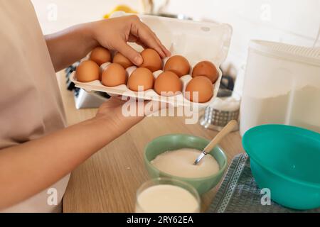 Nahaufnahme von Hühnereiern in einem Tablett in der Küche Stockfoto