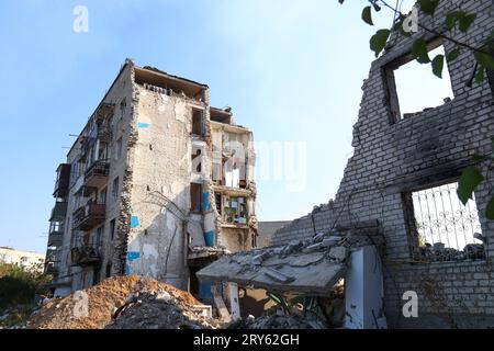 IZIUM, UKRAINE - 26. SEPTEMBER 2023 - ein Wohnhaus, das Anfang März 2022 von russischen Truppen zerstört wurde, liegt in Ruinen, Izium, Kharkiv Reg Stockfoto