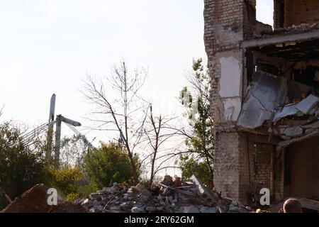 IZIUM, UKRAINE - 26. SEPTEMBER 2023 - ein Wohnhaus, das Anfang März 2022 von russischen Truppen zerstört wurde, liegt in Ruinen, Izium, Kharkiv Reg Stockfoto