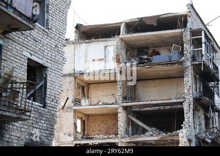 IZIUM, UKRAINE - 26. SEPTEMBER 2023 - ein Wohnhaus, das Anfang März 2022 von russischen Truppen zerstört wurde, liegt in Ruinen, Izium, Kharkiv Reg Stockfoto