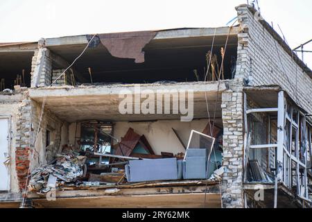 IZIUM, UKRAINE - 26. SEPTEMBER 2023 - ein Wohnhaus, das Anfang März 2022 von russischen Truppen zerstört wurde, liegt in Ruinen, Izium, Kharkiv Reg Stockfoto