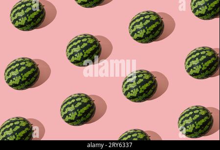 Sommer-Fruchtmuster aus grüner Wassermelone auf hellem pastellrosa Hintergrund. Kreatives Design mit minimalem Obst. Natur Sommer Hintergrund Konzept. Stockfoto