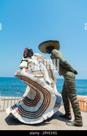 Puerto Vallarta, Jalisco, Mexiko, Statue eines tanzenden Paares in mexikanischer Tracht an einer Promenade im Viertel El Centro. Nur Editorial. Stockfoto