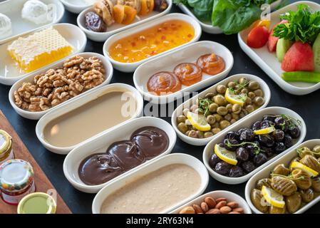 Traditionelles türkisches Frühstück serviert mit traditionellen türkischen Tee auf hölzernen Tisch Stockfoto