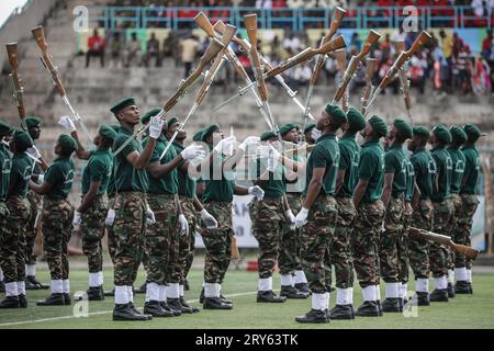 Mitglieder der Volksverteidigungskräfte Tansanias (TPDF) nehmen an der Parade während der Zeremonie zum 60.. Jahrestag des Unabhängigkeitstages im Uhuru-Stadion Teil Stockfoto