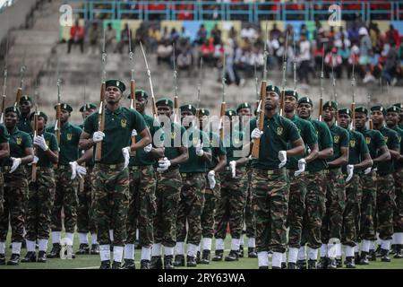 Mitglieder der Volksverteidigungskräfte Tansanias (TPDF) nehmen an der Parade während der Zeremonie zum 60.. Jahrestag des Unabhängigkeitstages im Uhuru-Stadion Teil Stockfoto