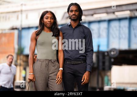 Bianca Williams und Ricardo Dos Santos vor Palestra House, im Zentrum Londons, wegen der groben Fehlverhaltensverhandlung von fünf Polizeibeamten der Metropolitan Police, die wegen einer Unterbrechung und der Suche nach den beiden schwarzen Athleten angehalten wurden. Die britische Athletin Williams und ihr Partner Ricardo Dos Santos wurden im Juli 2020 in Maida Vale im Norden Londons angehalten und mit Handschellen gefesselt, während sie mit ihrem Baby fuhren. Bilddatum: Freitag, 29. September 2023. Stockfoto