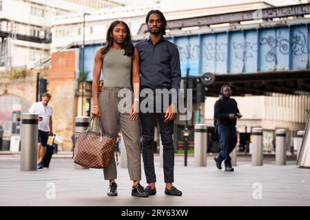 Bianca Williams und Ricardo Dos Santos vor Palestra House, im Zentrum Londons, wegen der groben Fehlverhaltensverhandlung von fünf Polizeibeamten der Metropolitan Police, die wegen einer Unterbrechung und der Suche nach den beiden schwarzen Athleten angehalten wurden. Die britische Athletin Williams und ihr Partner Ricardo Dos Santos wurden im Juli 2020 in Maida Vale im Norden Londons angehalten und mit Handschellen gefesselt, während sie mit ihrem Baby fuhren. Bilddatum: Freitag, 29. September 2023. Stockfoto