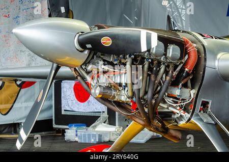 Lycoming-Motor des Zivko Aeronautics Edge 540 Flugzeugs von Yoshihide Muroya aus Japan, beim Red Bull Air Race in einem temporären Hangar in Royal Ascot Stockfoto