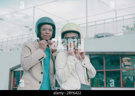 Porträt asiatischer Paare mit Schutzhelm auf der Stadtstraße Stockfoto