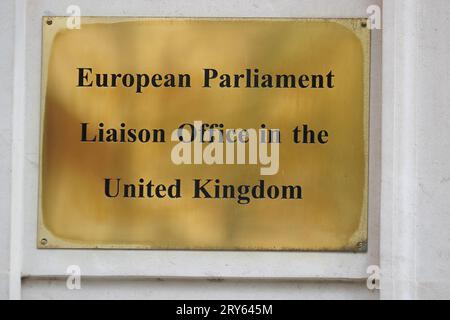 Schild am Eingang des Verbindungsbüros des Europäischen Parlaments für das Vereinigte Königreich in London, Großbritannien Stockfoto